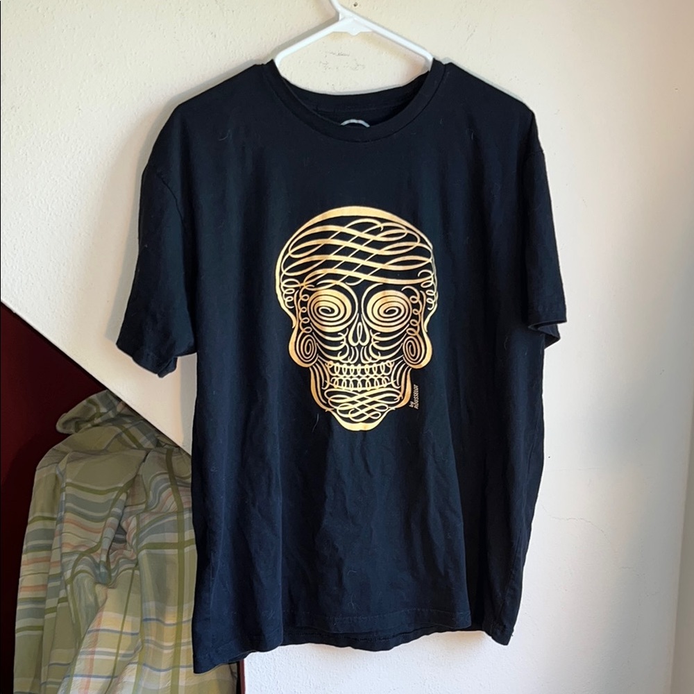 Skull Design Black and Gold Graphic T-Shirt‎ XL